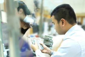Bị sa thải khi đang nhận lương 69 triệu/tháng, nhân viên ngân hàng ở TP.HCM đòi 1,6 tỷ bồi thường: Tòa nói gì?