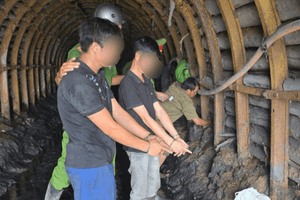 Bắt khẩn cấp 2 công nhân ngay tại mỏ than