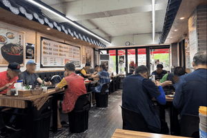 Cảnh tượng gây chú ý tại chợ chuyên buôn bán thịt chó trước ngày bị cấm: Khách chủ yếu là người cao tuổi, nhiều quán đồng loạt đổi món, thay biển hiệu