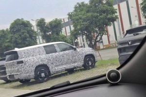 SUV lạ to ngang VF 9 xuất hiện tại nhà máy VinFast: Ngoại hình hầm hố, dân mạng xôn xao đoán tên