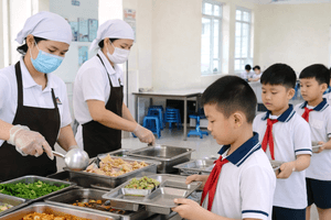 Thủ tướng chỉ đạo công khai khay ăn của học sinh, xử nghiêm hành vi ‘cắt xén’
