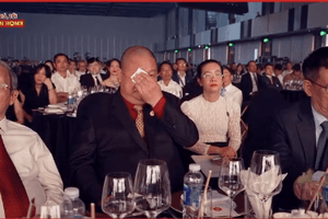 Khoảnh khắc khiến 'đại gia đi tu' Lê Phước Vũ bật khóc