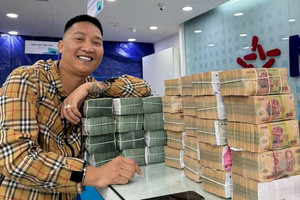 Đã rõ Huấn Hoa Hồng kiếm tiền từ đâu: Bán nước hoa thu 300 tỷ, sử dụng tiền từ thiện có dấu hiệu sai mục đích