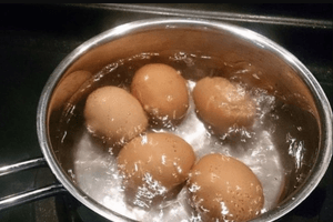 Luộc trứng mà cho vào nước lạnh là sai lầm lớn: Đầu bếp lâu năm chỉ bí kíp giúp trứng chín thơm ngon, giữ nguyên dưỡng chất