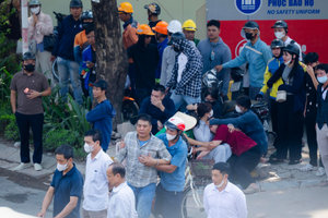 Người thân khóc ngất tại hiện trường vụ tai nạn khiến cháu nhỏ tử vong trên đường Nguyễn Trãi