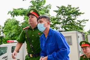 Cựu Thứ trưởng Nguyễn Bá Hoan ra tòa với cáo buộc nhận hối lộ 16 tỷ đồng