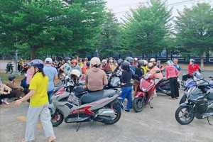 Hàng trăm công nhân tại Đà Nẵng tập trung trước cổng công ty may để yêu cầu trả nợ BHXH