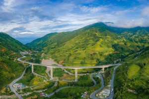 Chiêm ngưỡng cầu cạn có trụ cao nhất Việt Nam, tương đương tòa nhà 27 tầng, nối thẳng đến 'thị trấn nhỏ đẹp nhất thế giới'