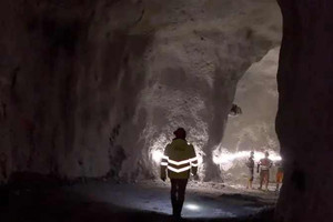Đại gia xây hầm sâu 100m trong lòng núi, cất vàng, siêu xe Ferrari cùng trang sức xa xỉ