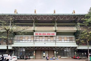 Tháo dỡ sân vận động Đông Kinh