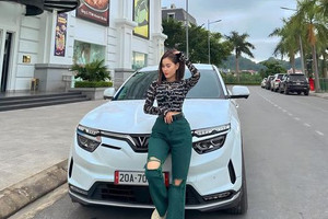 Chủ VF 8 mới mua xe được 4 ngày kể lần chạy qua nước ngập đến gương: 'Nếu là xe xăng, chắc đã thủy kích rồi'