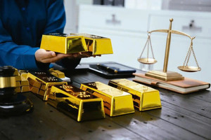 Giá vàng vừa lập đỉnh 2 tháng đã chịu sức ép, chuyện gì đang diễn ra?