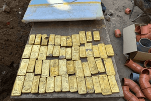Phong tỏa khẩn cấp một công trường, cảnh sát tịch thu 50 thỏi vàng, 4.000 đồng xu trị giá 274,7 tỷ do một công nhân phát hiện