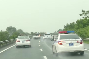 Thi bằng lái ô tô thêm nội dung về làn vượt xe: Hướng dẫn từ CSGT