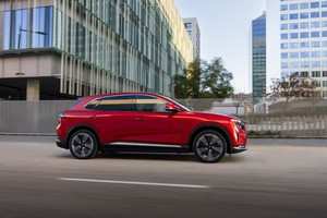 So sánh thẳng với Mercedes-Benz GLC 300, chủ xe VinFast VF 8 lần đầu bóc tách về 4 ghế, khả năng cách âm và nói thật chi phí vận hành