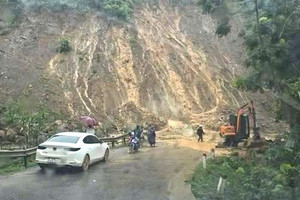 Quốc lộ 16 sạt lở nhiều điểm, ô tô đang di chuyển bị mắc kẹt