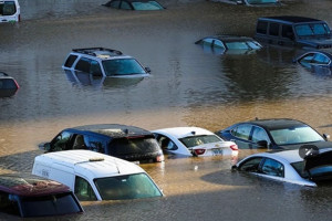 Bão Narra gây mưa lớn, bảo hiểm chi trả như thế nào nếu ô tô bị ngập nước?