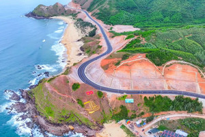 Đào 450.000m3 đất đá, xử lý 5 sườn núi cao để xây dựng cung đường đèo nối núi - biển đẹp bậc nhất miền Trung