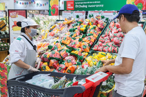 Ngành tiêu dùng Việt Nam nửa đầu năm 2026: Tâm lý 'phòng thủ' của người mua và sự bứt phá của kênh online