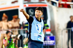 HLV Kim Sang-sik bước chân vào ngôi đền huyền thoại Đông Nam Á
