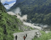 Nhân chứng kể chuyện thoát chết thần kì trong trận lũ quét ở biên giới Nepal - Trung Quốc