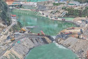 Phát hiện Trung Quốc dùng 90.000m³ đá dăm chặn đứng dòng sông dài 1.300km trong chưa đầy 30 giờ, xây cùng lúc 2 'siêu' công trình, đáp ứng nhu cầu của 8 triệu hộ gia đình