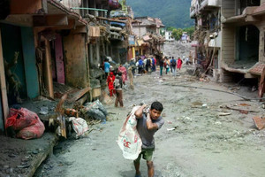 Hậu lũ quét, Nepal chôn cất tập thể hàng trăm nạn nhân chưa rõ danh tính