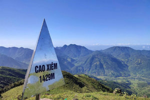 Ngọn núi cao 1.400m được ví như nóc nhà Quảng Ninh, gây sốt với 'Vạn Lý Trường Thành' giữa đại ngàn