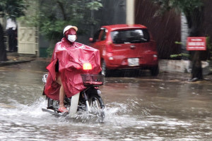 Mưa lớn bao trùm miền Trung