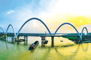 Huy động cần cẩu siêu trọng 800 tấn để lắp đặt những nhịp vòm cao nhất lịch sử, Việt Nam hoàn thành cây cầu 1.900 tỷ mang tên một bậc đế vương