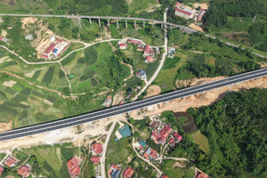 Đào sâu đắp cao 20 triệu m3 đất đá, bù giá hàng trăm tỷ đưa cao tốc 11.000 tỷ kết nối đến cửa khẩu đường bộ lớn nhất miền Bắc về đích