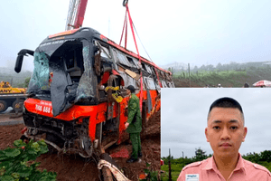 Tạm giữ hình sự tài xế vụ lật xe khách ít nhất 4 người chết