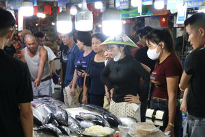 Du khách chen chân đi chợ mua hải sản Quảng Ninh
