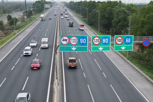 Tài xế Việt kể trải nghiệm "giữ khoảng cách" trên cao tốc dịp lễ