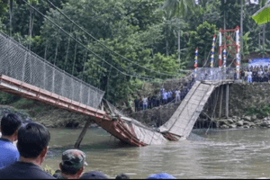 Sập cầu treo dài 60m ngay trong lễ khánh thành, người dân la hét, hoảng loạn, chính quyền lập tức phong tỏa hiện trường
