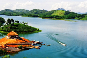 Hồ nước nhân tạo rộng 23.000ha, có hơn 1.300 đảo lớn nhỏ, dung tích 3,9 tỷ m3 nước, được ví như 'Hạ Long trên núi'