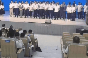 Hơn 40 giáo viên bị yêu cầu chụp ảnh với chữ 'nhục nhã', chính quyền huyện phải xin lỗi