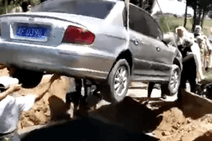 Người đàn ông được chôn cất trong xe ô tô Hyundai thay vì quan tài