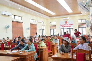 Hàng trăm hộ dân đến nhận bồi thường tiền tỷ tại dự án khu công nghiệp của Vingroup