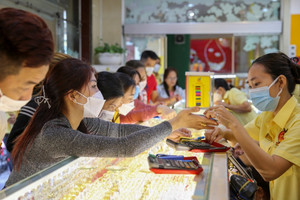 Giá vàng trong nước bất ngờ ‘rẻ hơn thế giới’ 1 triệu đồng/lượng: Chuyên gia nói gì về cơ hội xuống tiền?