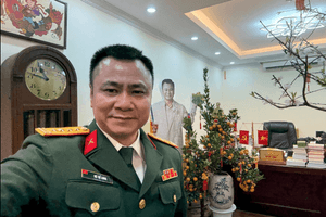 Đại tá 53 tuổi giữ chức Giám đốc nhà hát, bố mẹ đều là NSƯT, bạn thân là Cục trưởng nổi tiếng
