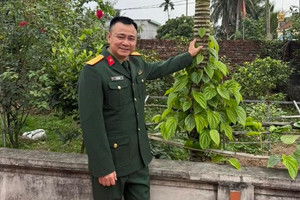 Đại tá 53 tuổi giữ chức Giám đốc nhà hát, bố mẹ đều là NSƯT, bạn thân là Cục trưởng nổi tiếng