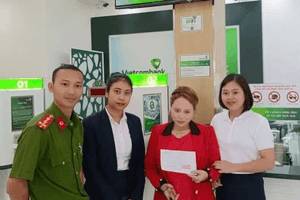 Chị Sâm nhận được số tiền 127.000.000 đồng từ tài khoản lạ nhưng chưa chuyển trả ngay, Công an xã cử người xuống làm việc