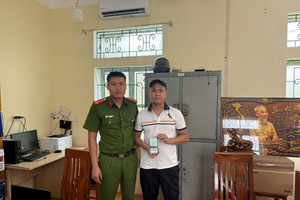 Công an làm việc với Nguyễn Công Hoàn sinh năm 1994 vì giao dịch hơn 70 triệu đồng vào tài khoản