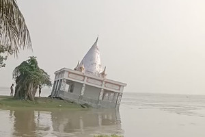 Ngôi đền 175 năm tuổi đổ xuống sông Hằng, hàng nghìn người phải sơ tán