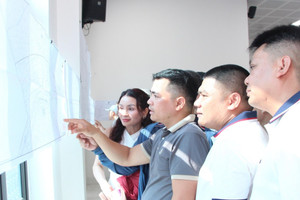 Người dân Hà Nội đổ về xem quy hoạch phân khu đô thị sông Hồng