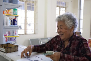 Mỗi Đảng viên được nhận số tiền tương ứng 4.554.000 đồng cùng Huy hiệu, dịp gì và ai thuộc nhóm đối tượng hưởng?