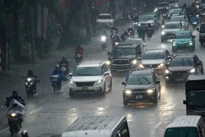 Vì sao Hà Nội mưa như trút, lốc sét?