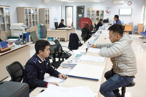 Mua hàng từ nước ngoài giá trị từ 100.000 đồng có thể phải đóng thuế