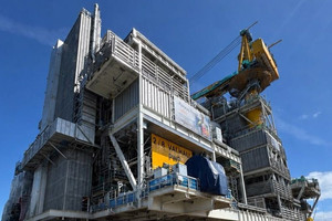 Phát hiện 'khối vật thể' nặng hơn 17.500 tấn được đưa lên sà lan để thực hiện nhiệm vụ ngoài khơi đặc biệt